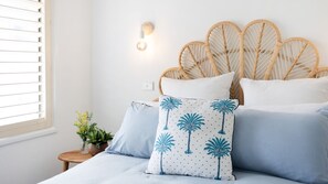 4 bedrooms, desk, iron/ironing board, WiFi - Banksia Beach House - Your Resort Style Coastal Retreat (Mollymook)