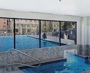 Inomhuspool och utomhuspool