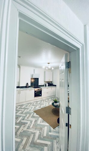 Kühlschrank, Mikrowelle, Herdplatte, Geschirrspüler