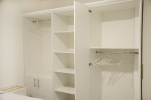 3 habitaciones, caja de seguridad en la habitación y escritorio 