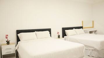 2 makuuhuonetta, tallelokero huoneessa, työpöytä, silitysrauta/-lauta