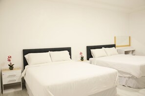 2 makuuhuonetta, tallelokero huoneessa, työpöytä, silitysrauta/-lauta