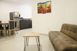 Älytelevisio, Netflix, pöytätennispöytä, kirjoja