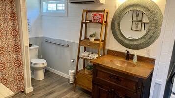Douche, serviettes fournies, savon, shampoing