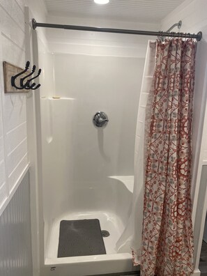 Regadera, toallas, jabón, shampoo