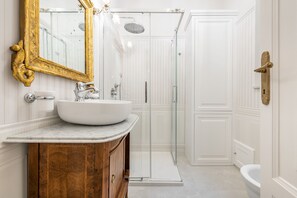 Dusche, Haartrockner, Bidet, Handtücher