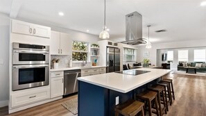 Réfrigérateur, four à micro-ondes, un four, surface de cuisson