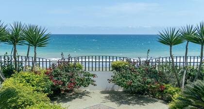 Beautiful Oceanview 2-bedroom Apartment with Pool