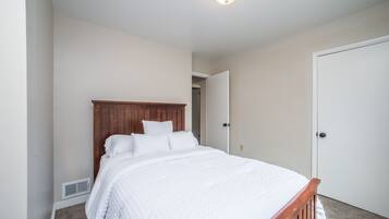 2 bedrooms, iron/ironing board, free WiFi, bed sheets