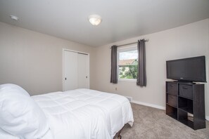 2 bedrooms, iron/ironing board, free WiFi, bed sheets - ⭐️Newly Renovated Perfect 4 Business and Leisure $5 Express to Steeler Game (Carnegie)