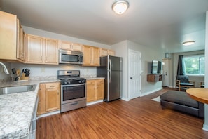 Fridge, microwave, oven, stovetop - ⭐️Newly Renovated Perfect 4 Business and Leisure $5 Express to Steeler Game (Carnegie)