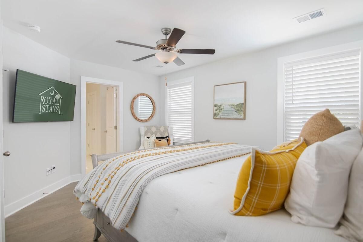 4 dormitorios, escritorio, tabla de planchar con plancha y cuna de viaje