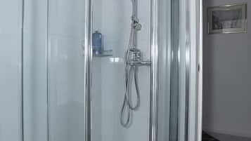 Een douche, een haardroger, handdoeken, zeep
