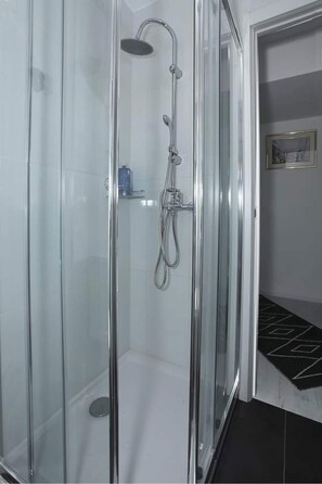 Een douche, een haardroger, handdoeken, zeep