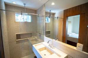 Douche, serviettes fournies, papier toilette