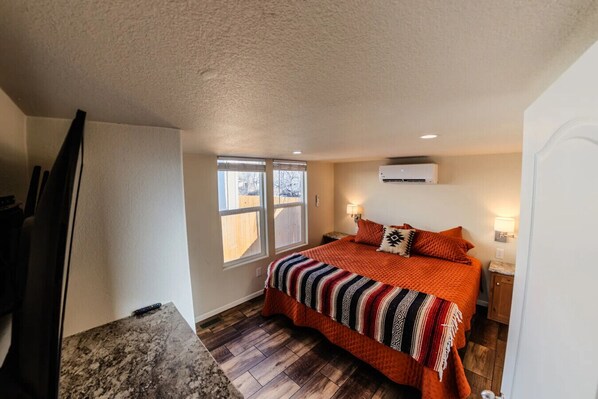 1 bedroom, desk, travel cot, free WiFi