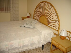 5 bedrooms, desk, free WiFi, bed sheets - Bonita Casa Para Vacaciones con Amplio Jardín en la Costa Dorada (Clará)