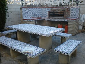 Outdoor dining - Bonita Casa Para Vacaciones con Amplio Jardín en la Costa Dorada (Clará)