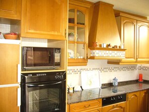 Een koelkast, een microgolfoven, een oven, een kookplaat