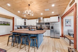 ثلاجة، ميكروويف، فرن، موقد طهي مسطح