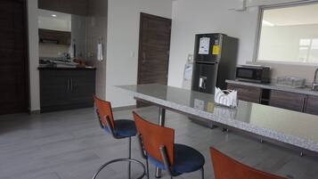 Kjøleskap, mikrobølgeovn, kokeplater og kaffetrakter/tekoker