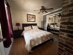 3 bedrooms, in-room safe, desk, iron/ironing board - House in the Bamboo Forest (Asheville)