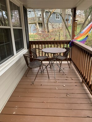 Outdoor dining - House in the Bamboo Forest (Asheville)