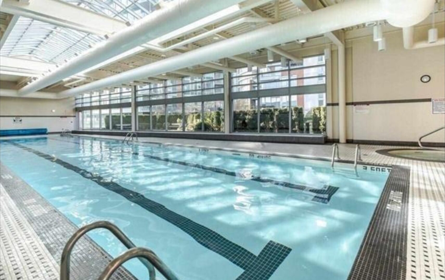 Een binnenzwembad, een buitenzwembad