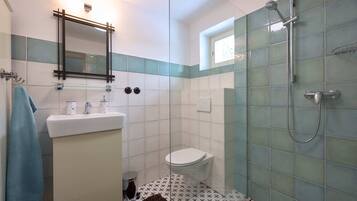 Ferienhaus | Badezimmer | Dusche, kostenlose Toilettenartikel, Haartrockner, Handtücher