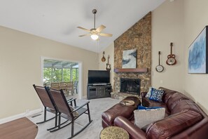 TV connectée, cheminée, table de tennis de table