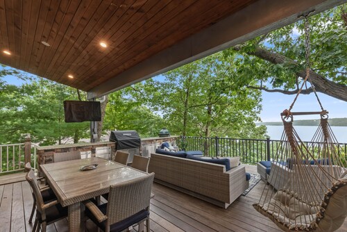 Lofted Bluff Sunset Lake Views and Private Boat Dock