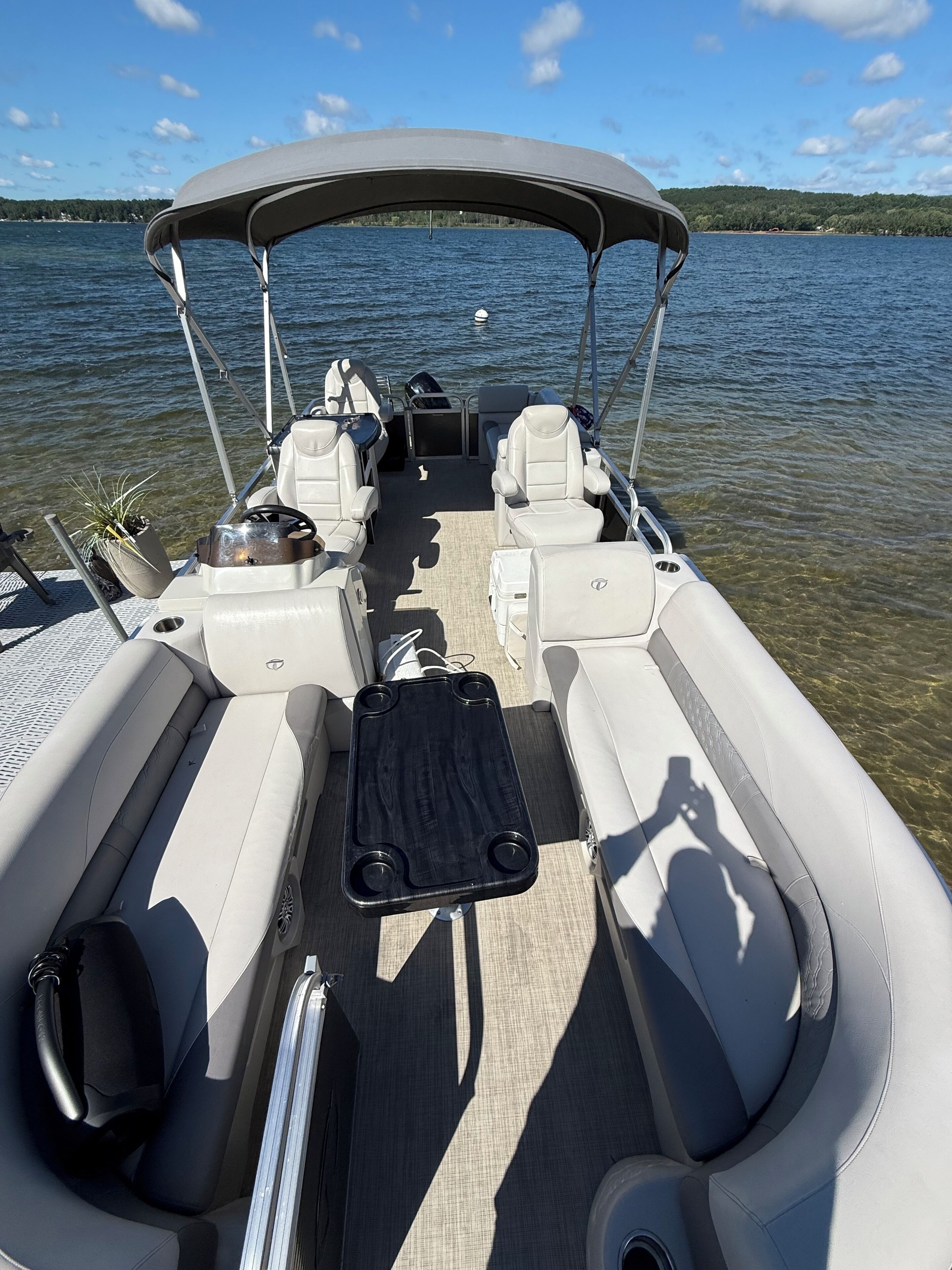 En la playa, camastros y toallas de playa 