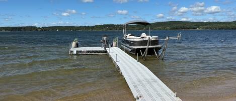 على الشاطئ، كراسي للتشمس، مناشف للشاطئ