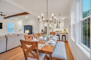 Dining - Luxurious Living in Old Town Bluffton! Sleeps 6! Prime Location! (Bluffton)