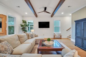 Smart TV - Luxurious Living in Old Town Bluffton! Sleeps 6! Prime Location! (Bluffton)