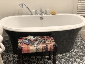 浴缸、吹风机、毛巾、肥皂