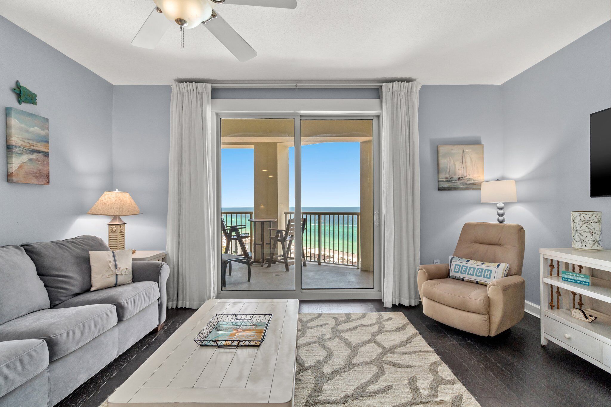 TV connectée, cheminée, livres