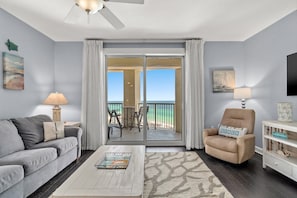 智能電視、壁爐、書籍