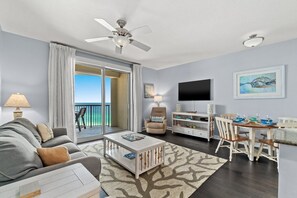 Smart-TV, Kamin, Bücher