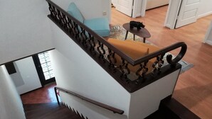 A wooden staircase with a handrail and a decorative balustrade. - North Star Flats @dom Luís I Bridge (Vila Nova de Gaia)
