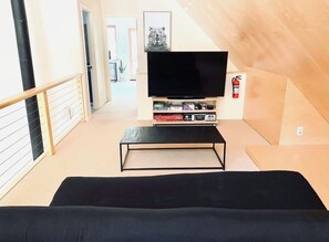 4 habitaciones, escritorio y tabla de planchar con plancha 