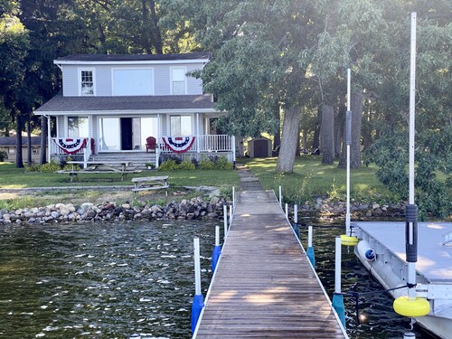 Grey Wolf Family Style Cottage on Wolf Lake Waterfront