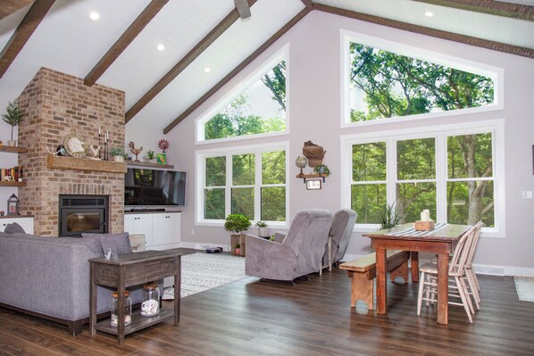 Téléviseur connecté, foyer, jeux vidéo, lecteur de DVD