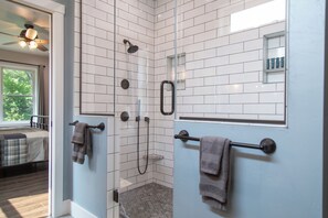 Combined shower/bathtub, hair dryer, towels, soap - House Neighboring Road America and the Mullet River (Plymouth)
