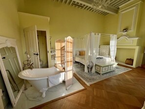 10 Schlafzimmer, Bügeleisen/Bügelbrett, Reisekinderbett