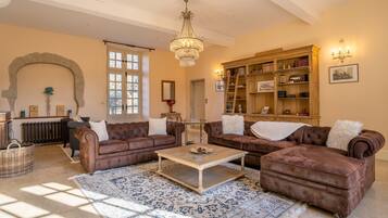 TV connectée, cheminée, table de tennis de table, livres