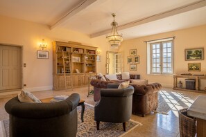 Smart TV, fireplace, ping pong, books