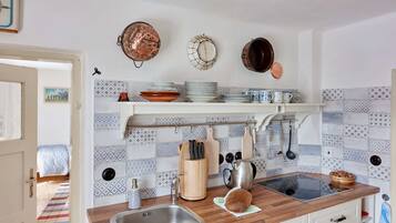 Kylskåp, mikrovågsugn, ugn och spishäll