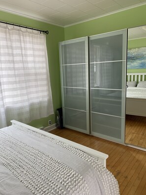 3 bedrooms, desk, free WiFi, bed sheets - Oceanfront 3 bedroom Bungalow. in a beautiful cove just 1.5 hrs from St. John's. (Perry's Cove)