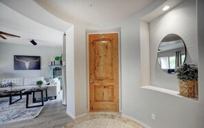 Una sala de estar moderna con un sofá blanco, una mesa de centro y una alfombra.